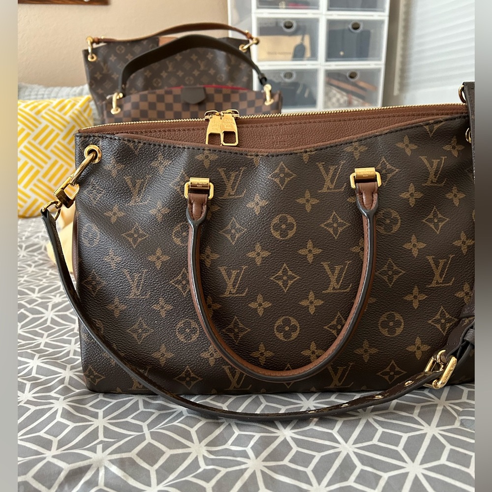 Authentic Louis Vuitton Pallas MM - Picture 1 of 16